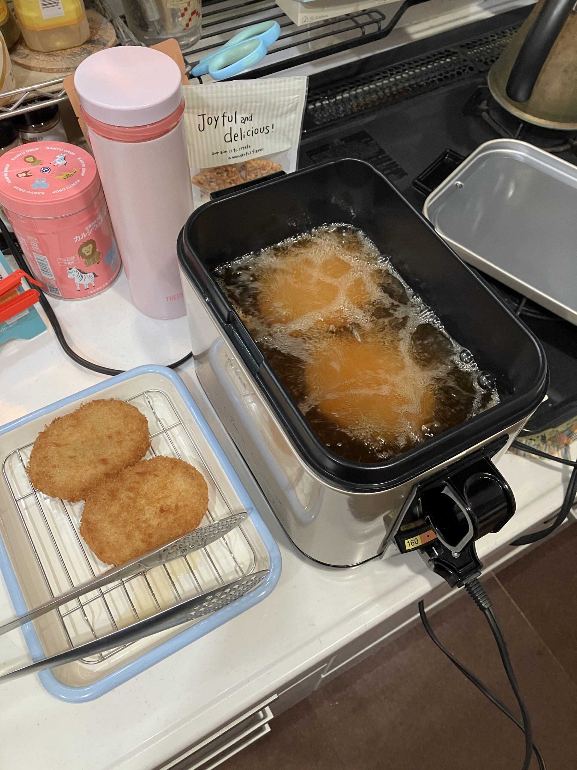 あげあげくん、コロッケあげあげ中