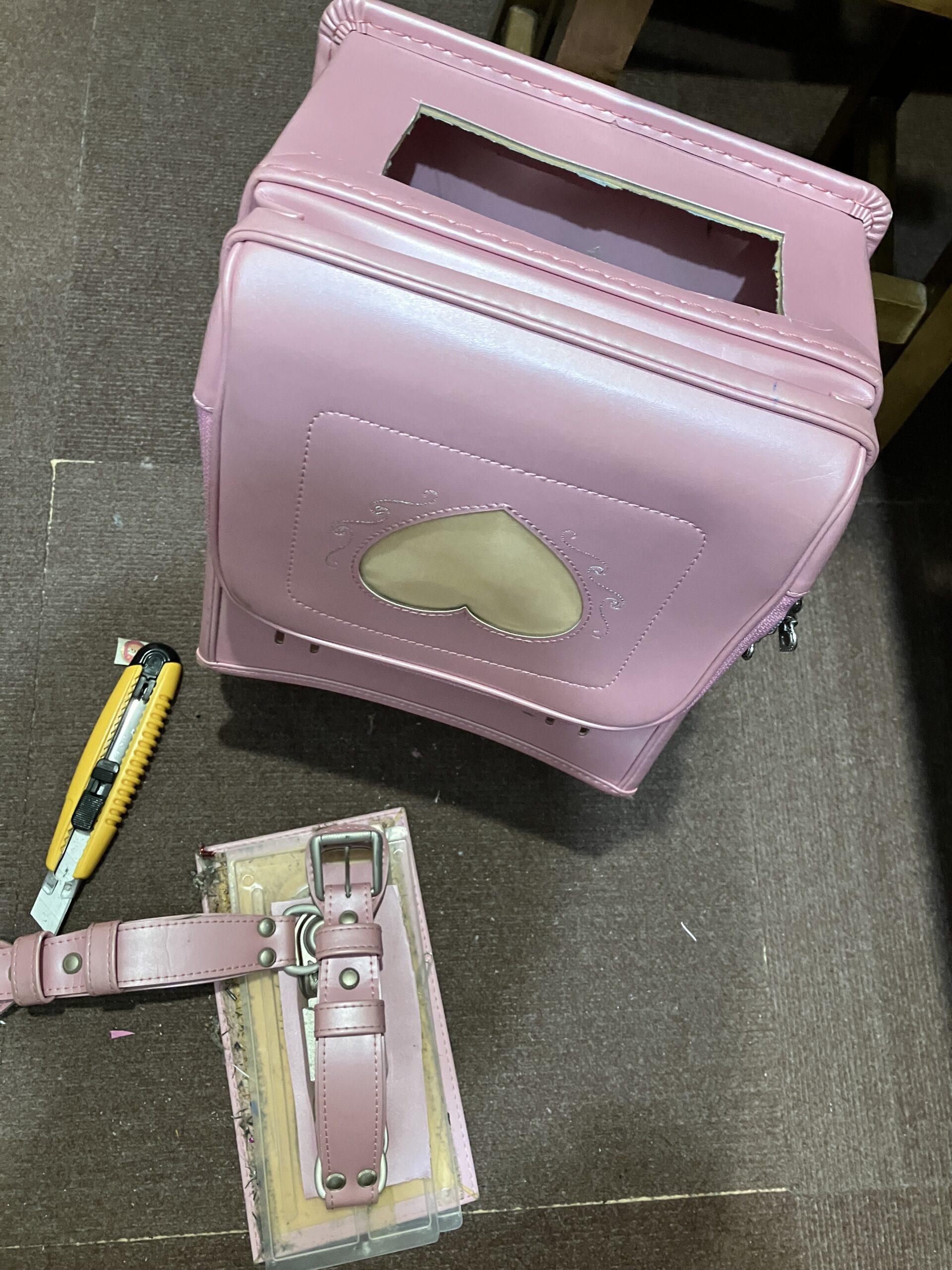 ランドセル廃棄で解体中